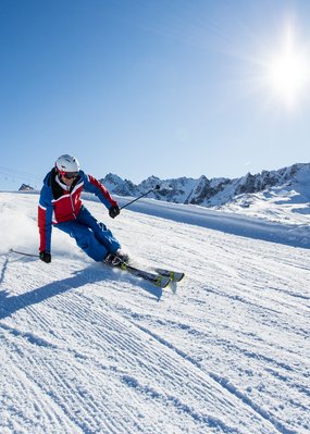 Nicht irgendein Pitztal-Resort: Alpine Resort Sportalm! Skifahrer fährt schnell auf sonniger Piste in den Bergen