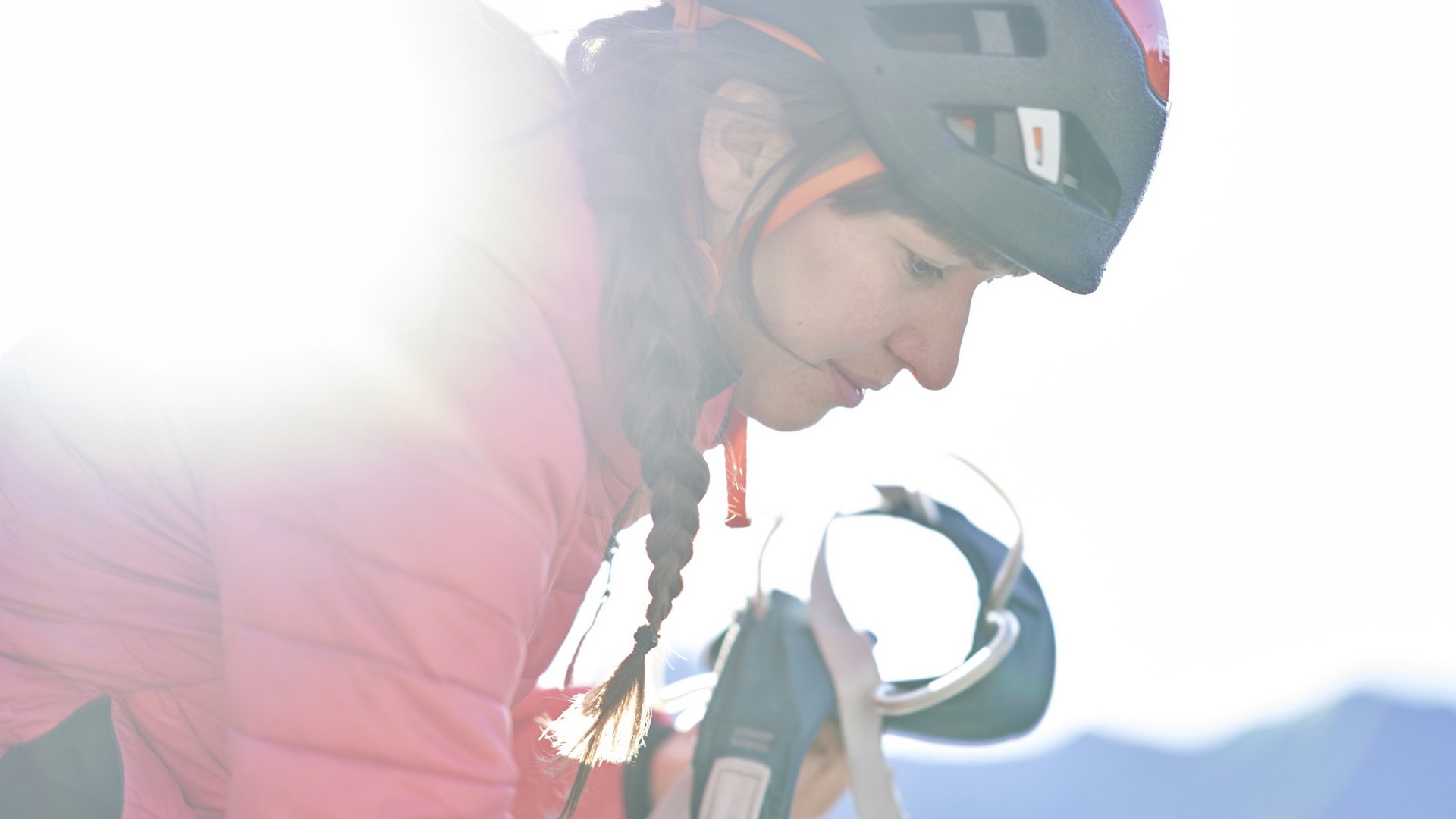 Klettern im Pitztal: Adrenalin und Nervenkitzel Frau mit Fahrradhelm hält Fahrradflaschenhalter im Sonnenlicht