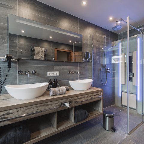 Bilder aus der Sportalm Modernes Badezimmer mit Doppelwaschbecken, großer Spiegel und Glasdusche