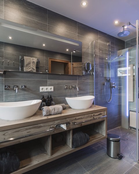 Bilder aus der Sportalm Modernes Badezimmer mit Doppelwaschbecken, großer Spiegel und Glasdusche