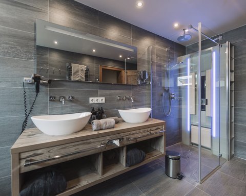 Bilder aus der Sportalm Modernes Badezimmer mit Doppelwaschbecken, großer Spiegel und Glasdusche