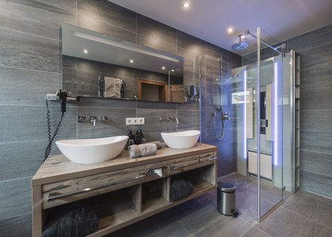 Bilder aus der Sportalm Modernes Badezimmer mit Doppelwaschbecken, großer Spiegel und Glasdusche