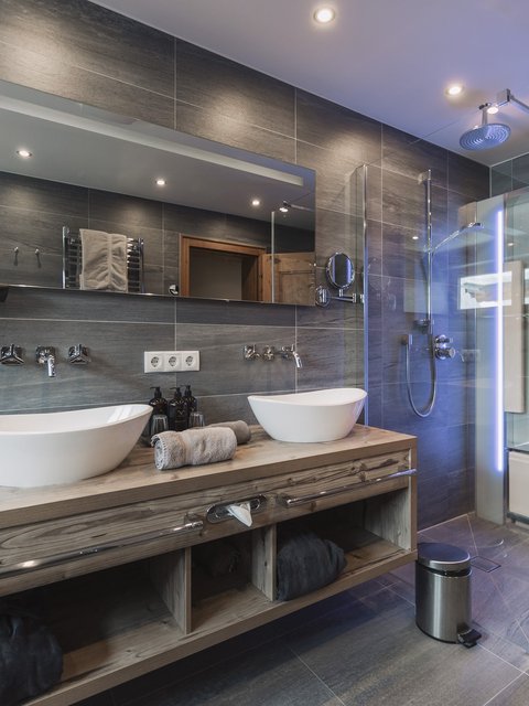 Bilder aus der Sportalm Modernes Badezimmer mit Doppelwaschbecken, großer Spiegel und Glasdusche