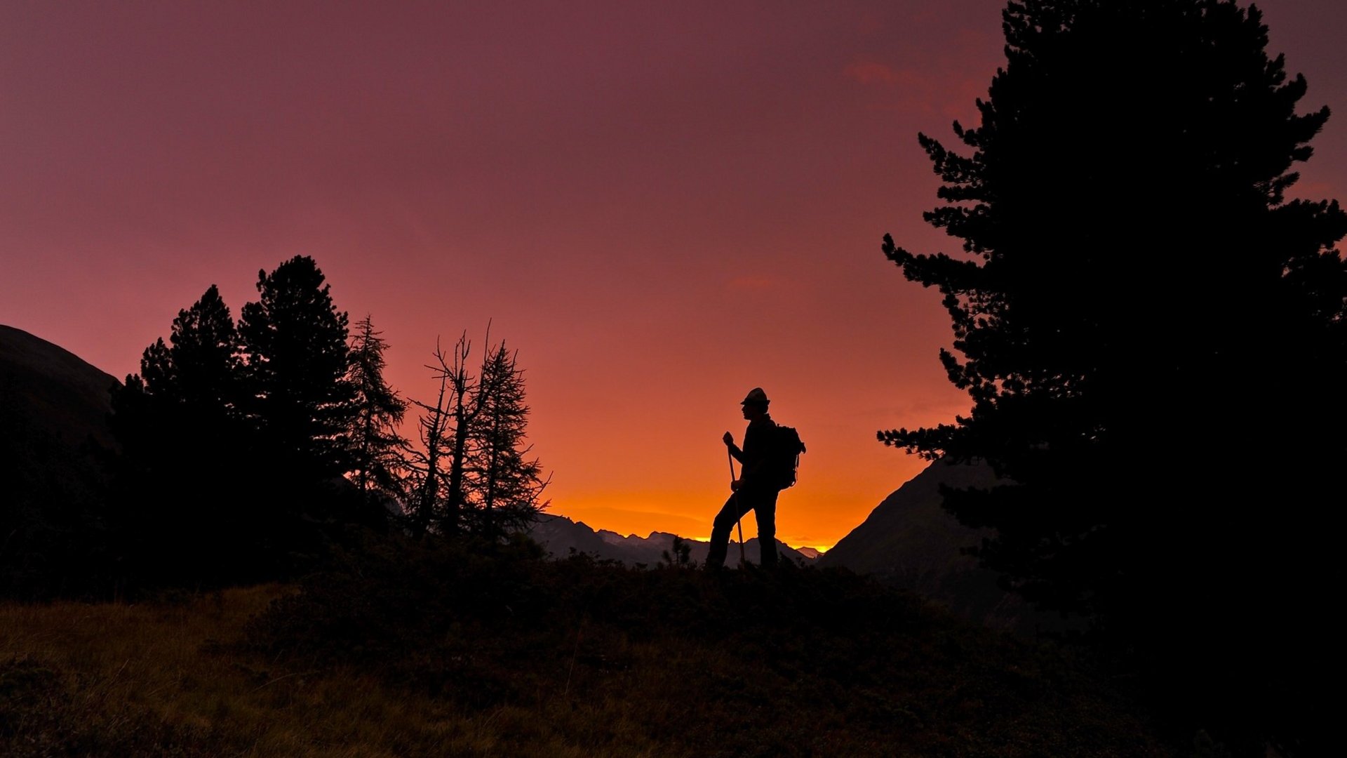 Hiking hotel in Pitztal: nature adventurers, ahoy! Silhouette of a hiker at sunset in the mountains