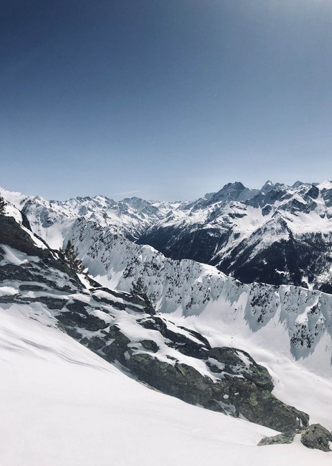 Bilder aus der Sportalm Schneebedeckte Berge unter klarem blauen Himmel