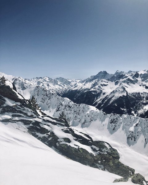 Bilder aus der Sportalm Schneebedeckte Berge unter klarem blauen Himmel