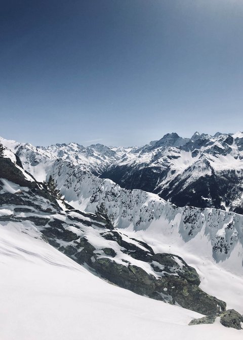 Unschlagbare Angebote im Pitztal Schneebedeckte Berge unter klarem blauen Himmel