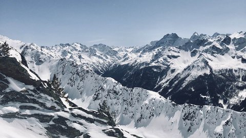 Bilder aus der Sportalm Schneebedeckte Berge unter klarem blauen Himmel