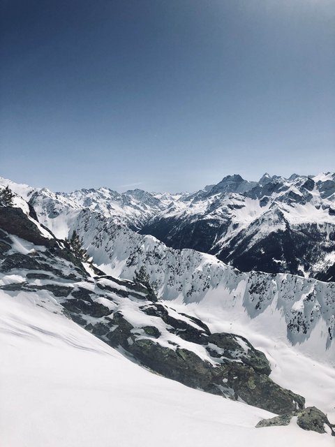 Bilder aus der Sportalm Schneebedeckte Berge unter klarem blauen Himmel