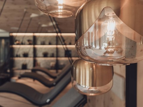 Bilder aus der Sportalm Moderne Pendelleuchten in einem gemütlichen Innenraum mit Liegesesseln