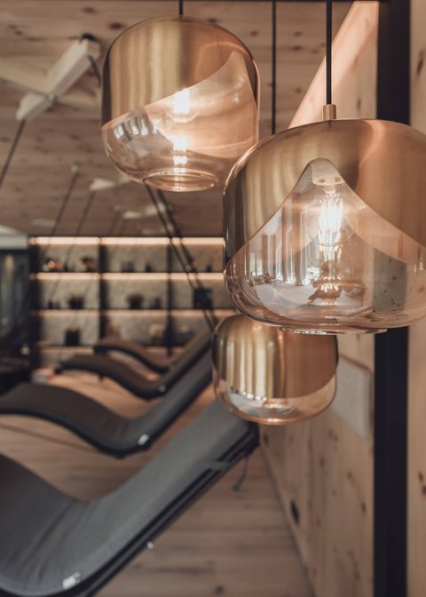 Bilder aus der Sportalm Moderne Pendelleuchten in einem gemütlichen Innenraum mit Liegesesseln