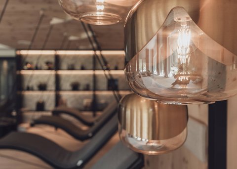 Bilder aus der Sportalm Moderne Pendelleuchten in einem gemütlichen Innenraum mit Liegesesseln