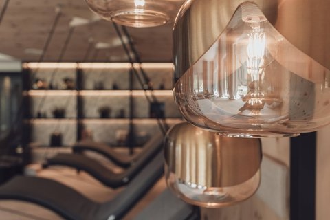 Bilder aus der Sportalm Moderne Pendelleuchten in einem gemütlichen Innenraum mit Liegesesseln