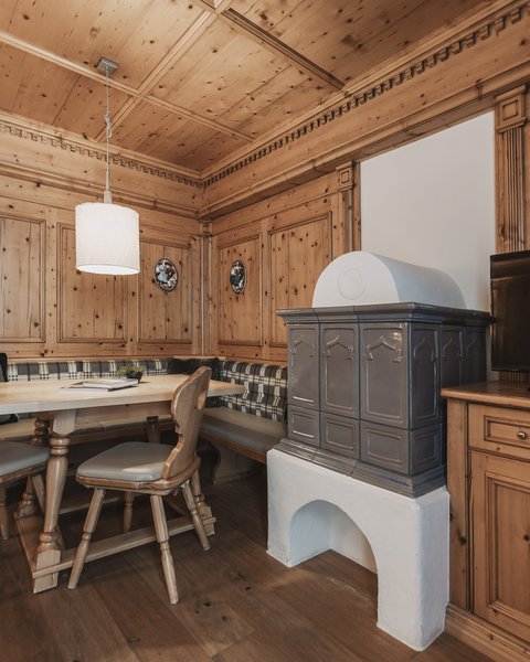 Bilder aus der Sportalm Gemütliche Holzstube mit Eckbank, Ofen und Fernseher