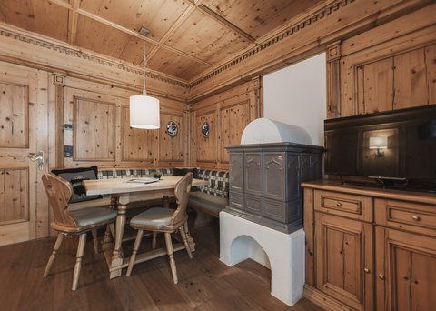 Bilder aus der Sportalm Gemütliche Holzstube mit Eckbank, Ofen und Fernseher