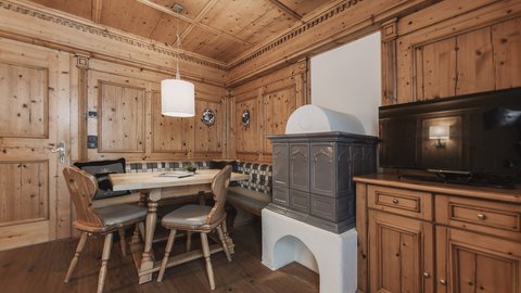 Bilder aus der Sportalm Gemütliche Holzstube mit Eckbank, Ofen und Fernseher
