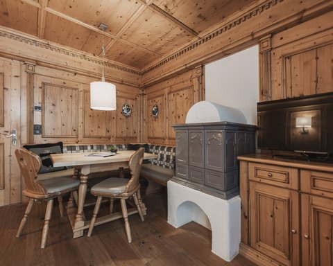Bilder aus der Sportalm Gemütliche Holzstube mit Eckbank, Ofen und Fernseher