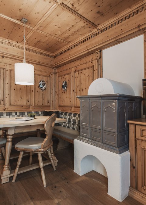 Bilder aus der Sportalm Gemütliche Holzstube mit Eckbank, Ofen und Fernseher