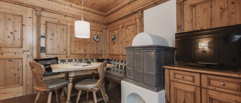Bilder aus der Sportalm Gemütliche Holzstube mit Eckbank, Ofen und Fernseher