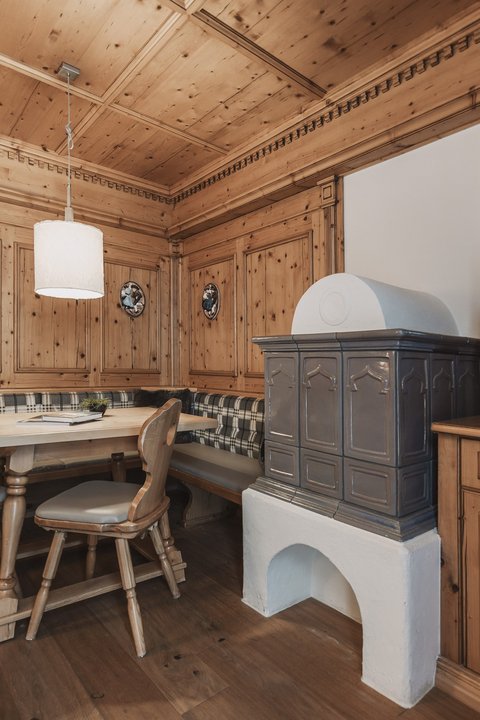 Bilder aus der Sportalm Gemütliche Holzstube mit Eckbank, Ofen und Fernseher