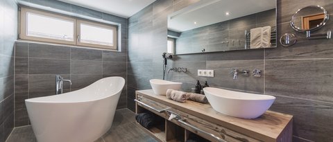 Bilder aus der Sportalm Modernes Badezimmer mit freistehender Badewanne und Doppelwaschbecken