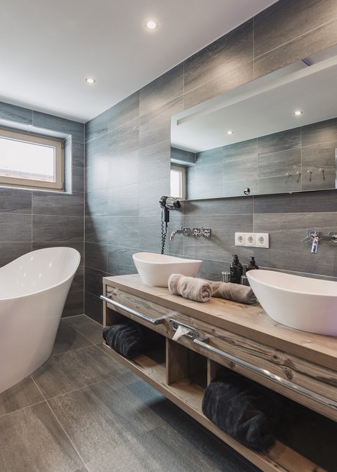 Bilder aus der Sportalm Modernes Badezimmer mit freistehender Badewanne und Doppelwaschbecken