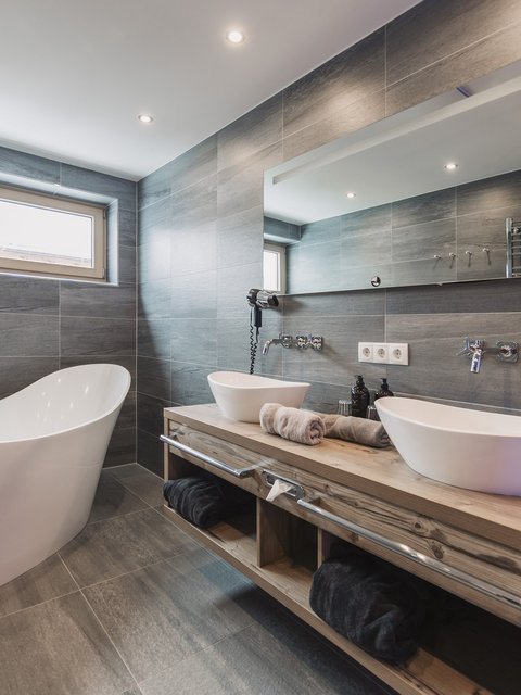 Bilder aus der Sportalm Modernes Badezimmer mit freistehender Badewanne und Doppelwaschbecken