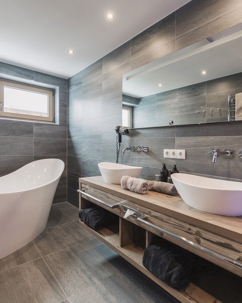 Bilder aus der Sportalm Modernes Badezimmer mit freistehender Badewanne und Doppelwaschbecken