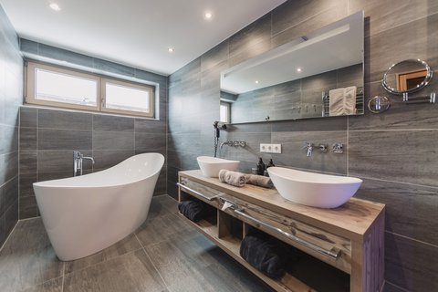 Bilder aus der Sportalm Modernes Badezimmer mit freistehender Badewanne und Doppelwaschbecken