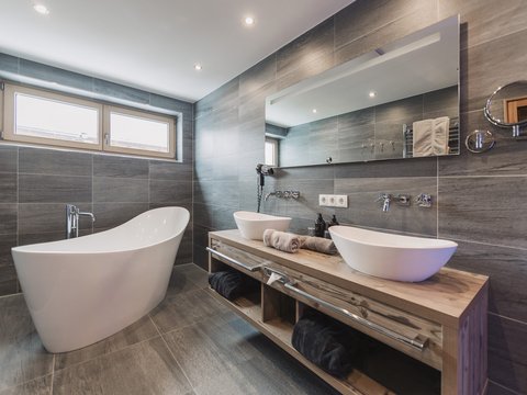 Bilder aus der Sportalm Modernes Badezimmer mit freistehender Badewanne und Doppelwaschbecken