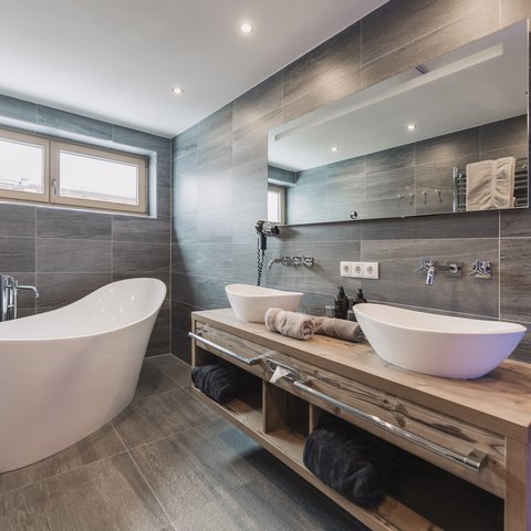 Bilder aus der Sportalm Modernes Badezimmer mit freistehender Badewanne und Doppelwaschbecken