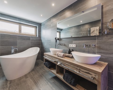 Bilder aus der Sportalm Modernes Badezimmer mit freistehender Badewanne und Doppelwaschbecken