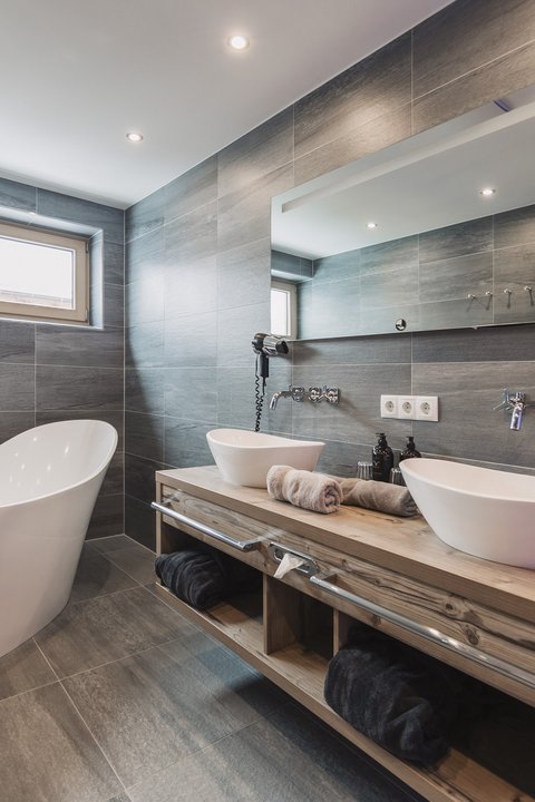 Bilder aus der Sportalm Modernes Badezimmer mit freistehender Badewanne und Doppelwaschbecken