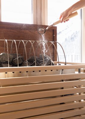 Nicht irgendein Pitztal-Resort: Alpine Resort Sportalm! Wasserguss auf heißen Saunasteinen in einer Saunakabine