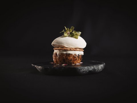 Unser Restaurant im Pitztal Gourmet-Dessert mit Baiser und Kräutern auf schwarzem Stein