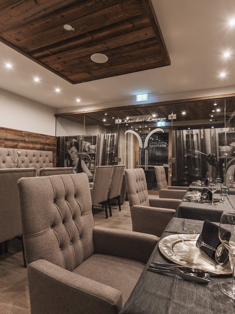 Bilder aus der Sportalm Eleganter Restaurantsaal mit bequemen Stühlen und gedeckten Tischen