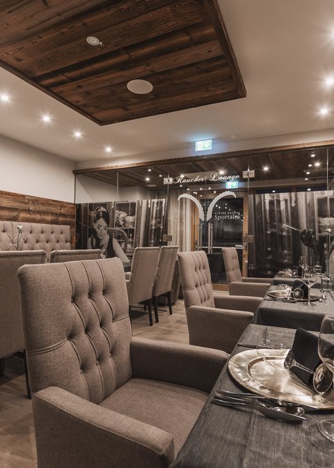 Bilder aus der Sportalm Eleganter Restaurantsaal mit bequemen Stühlen und gedeckten Tischen