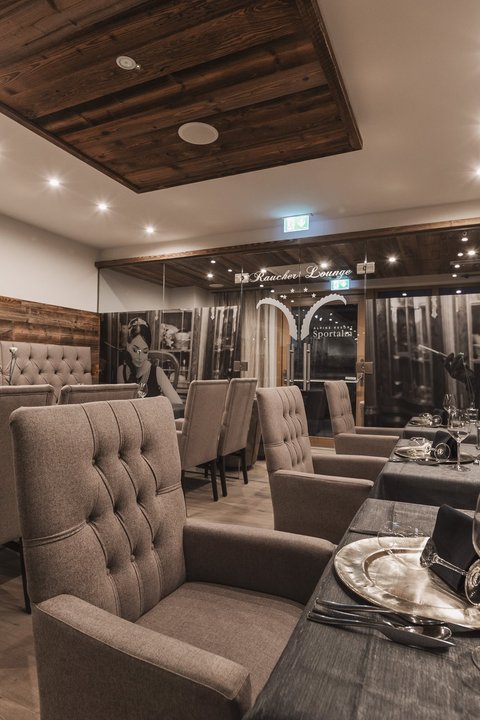 Bilder aus der Sportalm Eleganter Restaurantsaal mit bequemen Stühlen und gedeckten Tischen