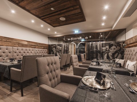 Bilder aus der Sportalm Eleganter Restaurantsaal mit bequemen Stühlen und gedeckten Tischen