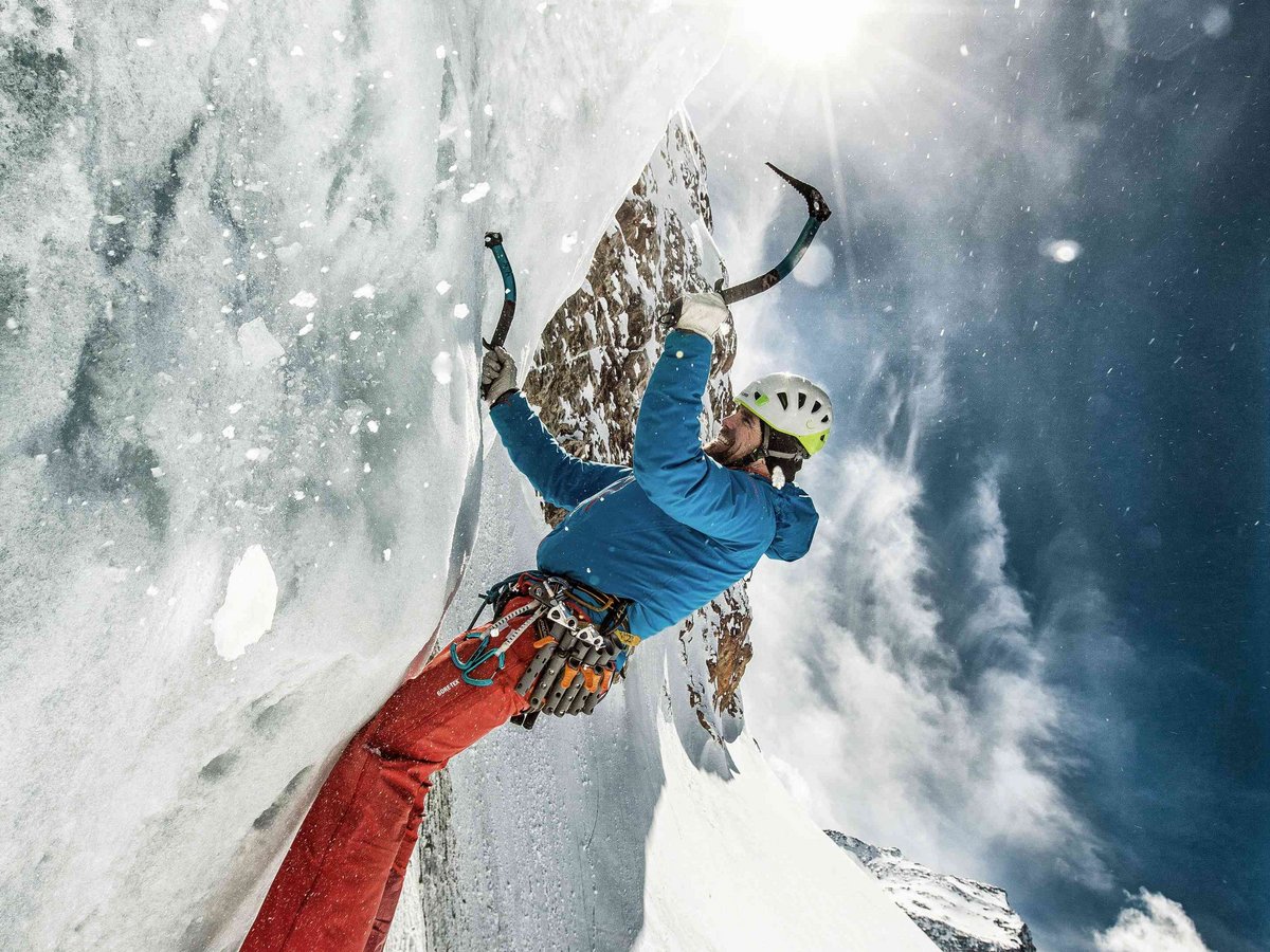 Klettern im Pitztal: Adrenalin und Nervenkitzel Eiskletterer mit Ausrüstung am steilen Gletscher bei Sonnenschein