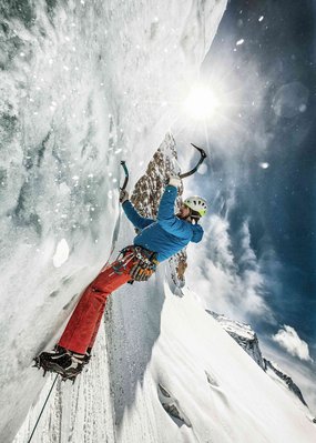 Nicht irgendein Pitztal-Resort: Alpine Resort Sportalm! Eiskletterer mit Ausrüstung am steilen Gletscher bei Sonnenschein