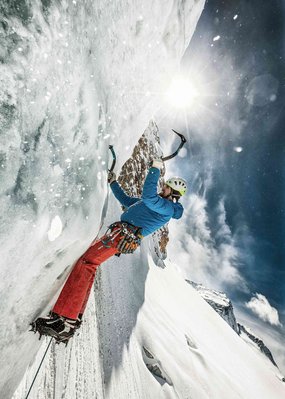 Nicht irgendein Pitztal-Resort: Alpine Resort Sportalm! Eiskletterer mit Ausrüstung am steilen Gletscher bei Sonnenschein