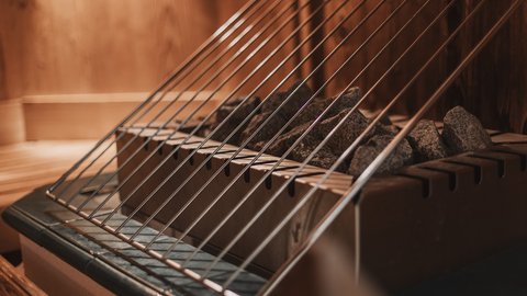 Bilder aus der Sportalm Saunaofen mit heißen Steinen und Schutzgitter aus Metall