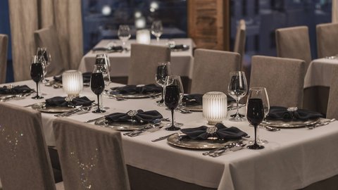 Bilder aus der Sportalm Elegantes Restaurant mit eingedeckten Tischen bei Abenddämmerung