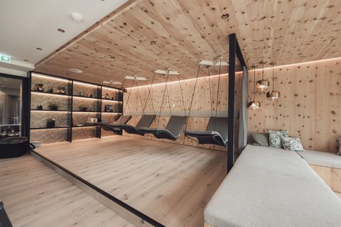 Bilder aus der Sportalm Moderner Ruheraum mit Holzdecke, Hängeliegen und bequemen Sofas