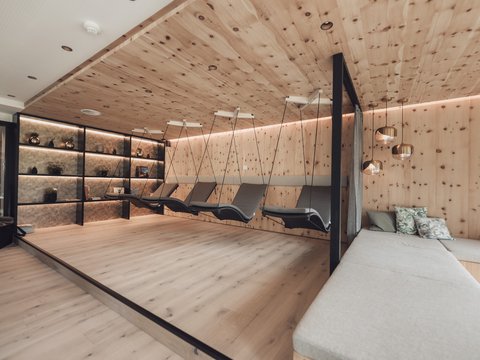 Bilder aus der Sportalm Moderner Ruheraum mit Holzdecke, Hängeliegen und bequemen Sofas