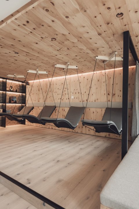 Bilder aus der Sportalm Moderner Ruheraum mit Holzdecke, Hängeliegen und bequemen Sofas