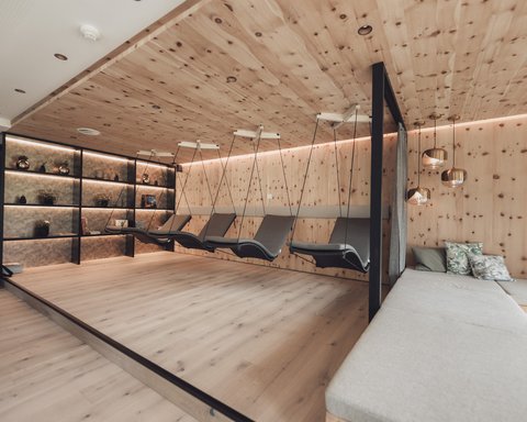 Bilder aus der Sportalm Moderner Ruheraum mit Holzdecke, Hängeliegen und bequemen Sofas