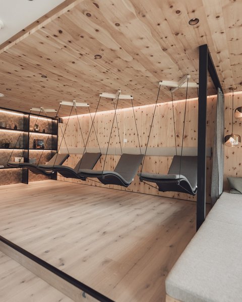 Bilder aus der Sportalm Moderner Ruheraum mit Holzdecke, Hängeliegen und bequemen Sofas
