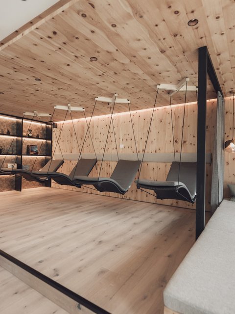 Bilder aus der Sportalm Moderner Ruheraum mit Holzdecke, Hängeliegen und bequemen Sofas